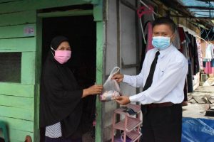 Kepala BPS Kolut Serahkan Daging Kurban Langsung ke Rumah Warga