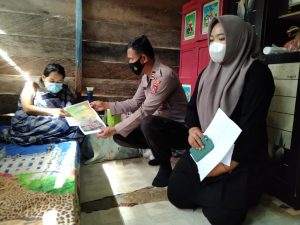 Polsek Pakue Bersama LTC Bantu Warga Penderita Kangker