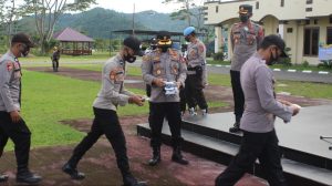 Kapolres Kolut Bagikan Seribuan Masker ke Anggota