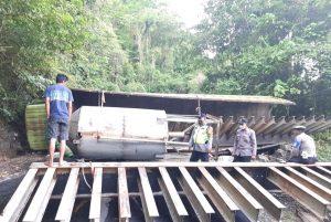 Kurang Jeli, Truk Asal Sulsel Terguling di Letter S Walasiho Kolut