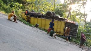 Truk Bermuatan 5 Ton Pipa Paralon Asal Masamba Terguling