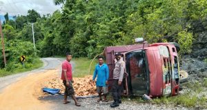 Truk Asal Lutra Terbalik di Tolala