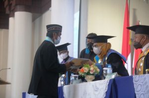 Penuh Haru, Seorang Ayah Wakili Putranya Menerimah Ijazah Karena Telah Meninggal Dunia