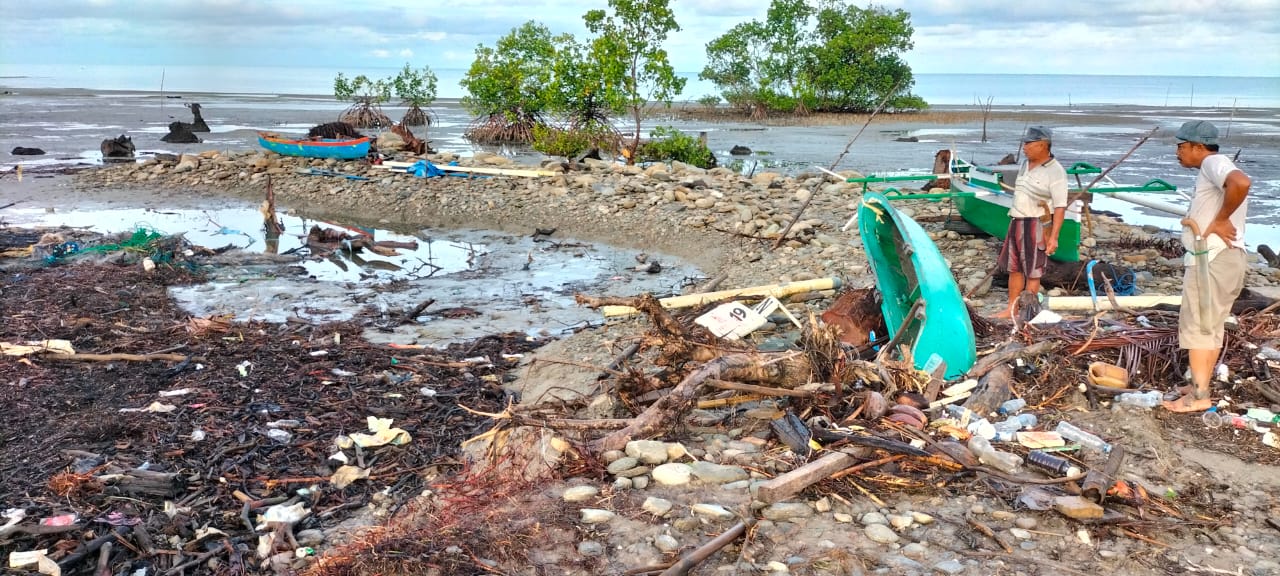 Angin Kencang dan Gelombang Tinggi Rusak 11 Perahu Nelayan di Kolut