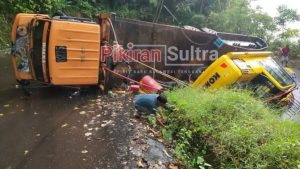 Muatan Bergeser Saat Menikung, Truk Tronton Terguling di Kolut
