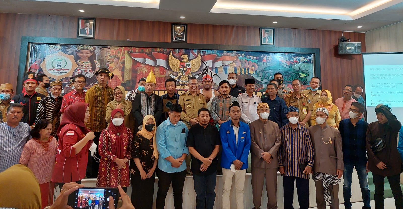 Ketgam : Wali Kota Kendari bersama paguyuban masing-masing daerah, melakukan foto bersama usai penandatangan Deklarasi Harmonis