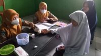 Nakes Lasusua Periksa Darah Ratusan Santri