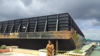 Sebuah Tongkang Sandar di Objek Wisata Pantai Berova, Dermaga Rusak Berat !