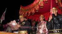 Bupati Bone, Andi Fahsar M. Padjalangi didampingi Bupati Kolut, Nur Rahman Umar mengukuhkan pegurus DPD KKMB dan IKWB 2022-2027 di Alun-Alun Kota Lasusua