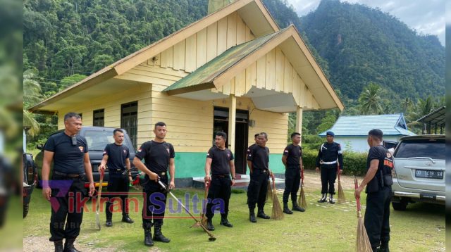 Puluhan Personil Batalyon C Pelopor Sapu Bersih Masjid dan Gereja di Kolut