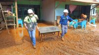 PT BKM Berjibaku Bersihkan Sisa Lumpur Banjir di Rumah Warga