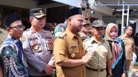 Kapolres Gresik Bersama Bupati Salurkan Bantuan untuk Korban Bencana Puting Beliung