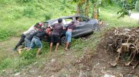 Gagal Menikung, Mobil Asal Maros Terperosok Masuk Parit di Kolut