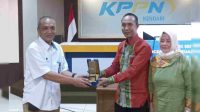 KPPN Kendari Anugrahi Penghargaan Penyaluran DD Tahap III Terbaik 2022, Ruksamin : Ini Bukti Kerja Keras OPD Dalam Melayani