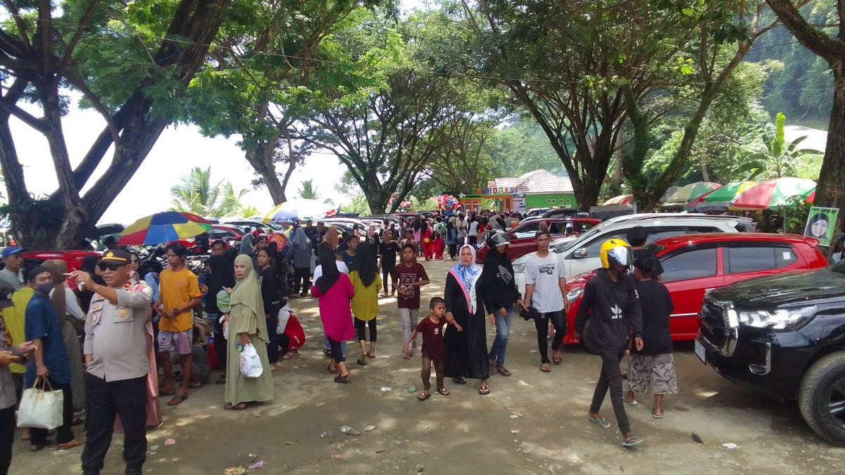 Permandian Tamborasi Diserbu Ribuan Pengunjung