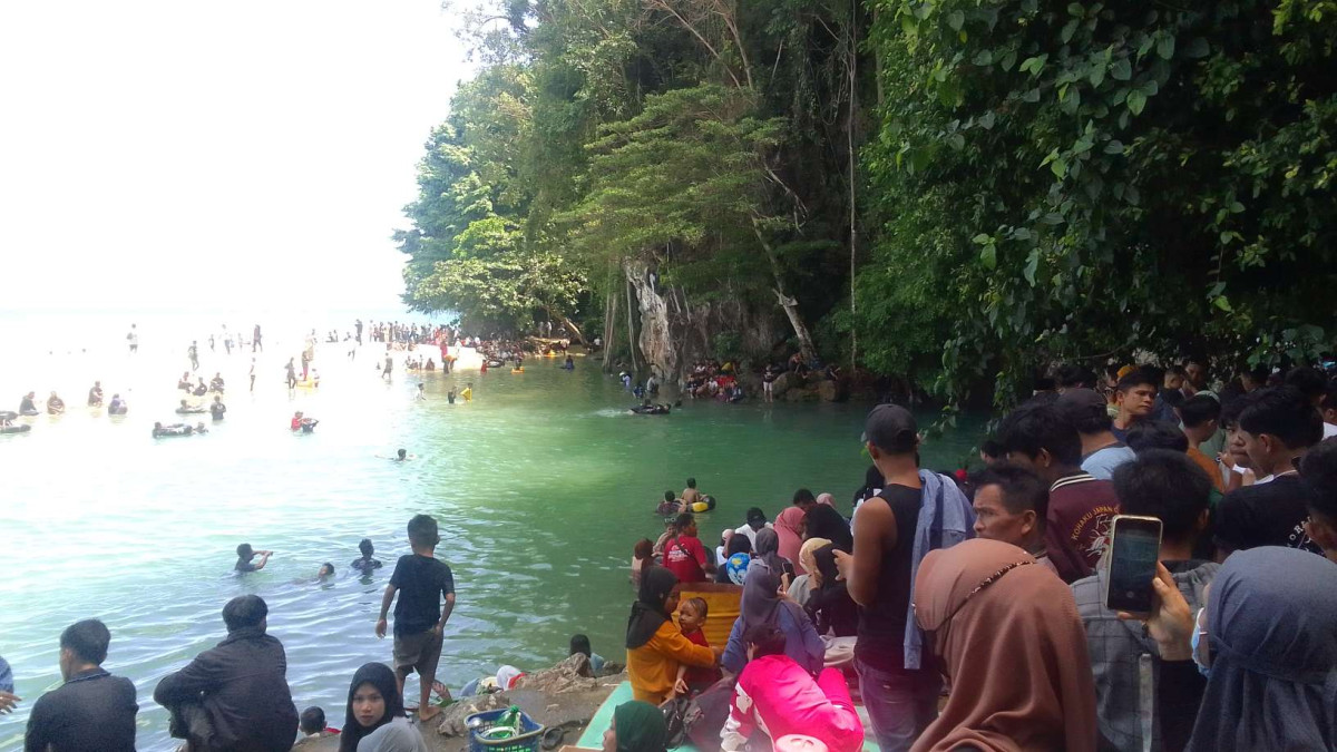 Permandian Tamborasi Diserbu Ribuan Pengunjung