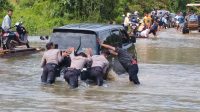 IMG-20230718-WA0007 Polres Konut Urai Kemacetan Dampak Jalan Trans Sulawesi Digenangi Banjir