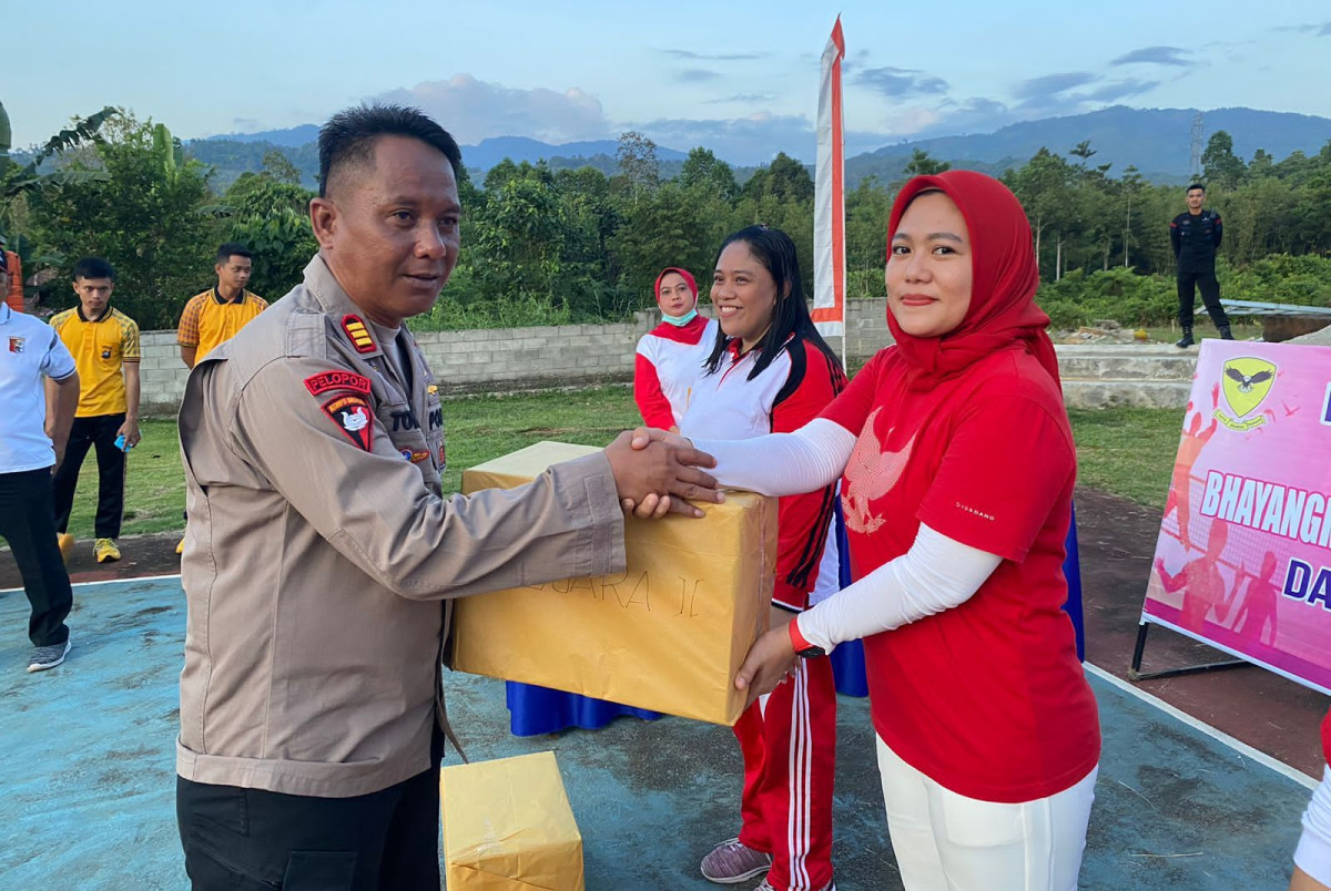 Laga Final Voli Antar Peleton Bhayangkari Brimob Batalyon C Polda Sultra Berlangsung Semarak