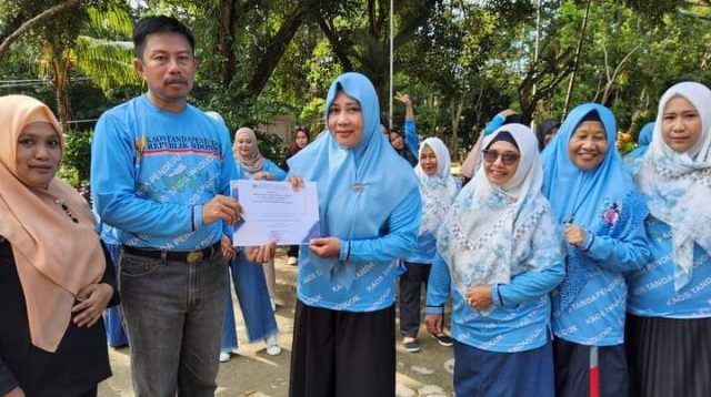 Berpacu Dalam Kinerja, 16 Pegawai Disdukcapil Kolut Diganjar Penghargaan