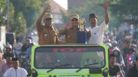 Trofi Adipura Diarak Keliling Kota Lasusua, 286 Petugas Kebersihan Diberi Uang Tunai