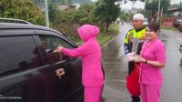 Ramadan Mubarak, Sat Lantas dan Sat Binmas Polres Kolaka Utara Bagi-Bagi Takjil