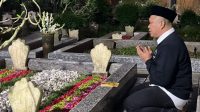 Ruksamin Berziarah di Makam Pendiri NU