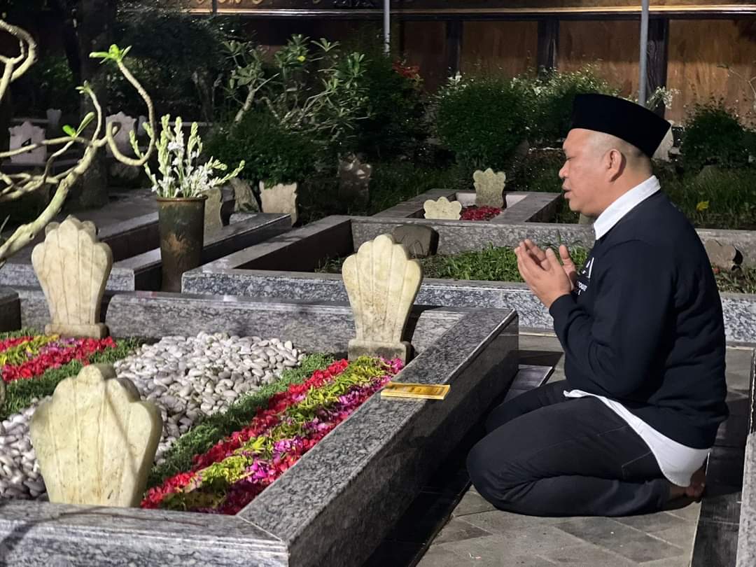 Ruksamin Berziarah di Makam Pendiri NU