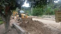 Usai Ditanami Pohon Pisang, Lumpur Tebal di Jalan Trans Sulawesi Kolaka Dibersihkan