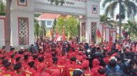 Kantor Bupati Kolaka Digeruduk Ratusan Massa, Tuntut Prioritas Tenaga Kerja Lokal di Perusahaan Tambang