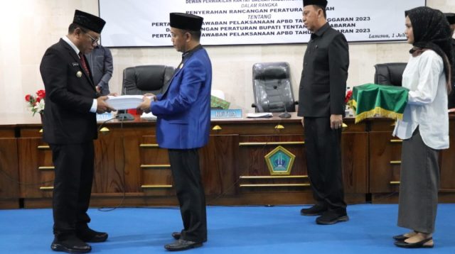 Pemda Serahkan 2 Raperda Pelaksanaan APBD 2023 ke DPRD Kolut