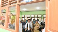 Sekda Herman Suryatman Tinjau Uji Coba Program Makan Siang Bergizi Siswa SD di Sumedang