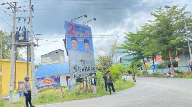 Selain Posko Induk, Bersihkan APK Paslon di Seluruh Wilayah Kolut