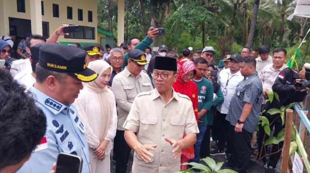Mentri Desa dan PDT, Yandri Susanto Sambangi Dua Desa di Konawe Utara