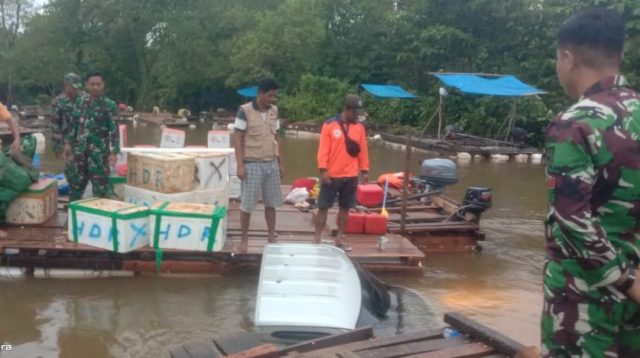 Satu Mobil Terperosok di Banjir Samandete, TNI AD dan BPBD Evakuasi