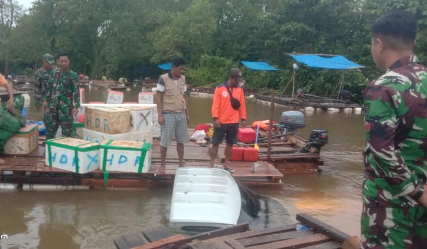 Satu Mobil Terperosok di Banjir Samandete, TNI AD dan BPBD Evakuasi