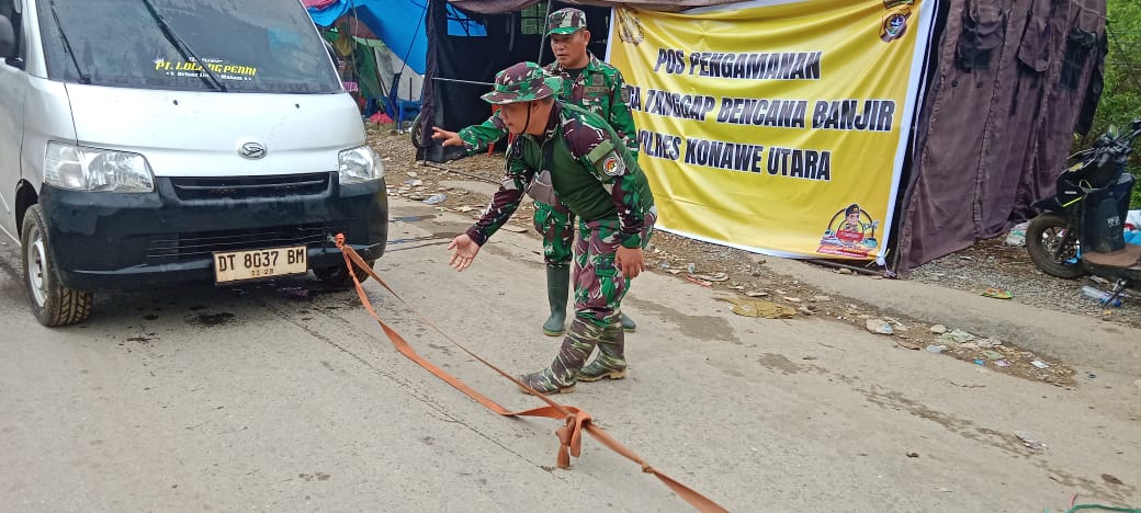 Satu Mobil Terperosok di Banjir Samandete, TNI AD dan BPBD Evakuasi