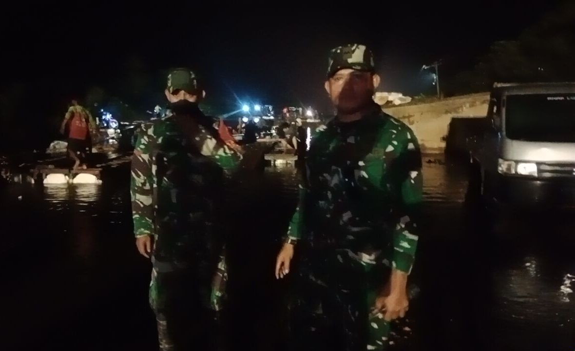 Di Tengah Derasnya Air dan Duka, Prajurit Kodim 1430/Konut Menjaga Harapan di Samandete