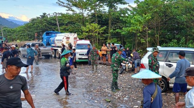Di Tengah Derasnya Air dan Duka, Prajurit Kodim 1430/Konut Menjaga Harapan di Samandete