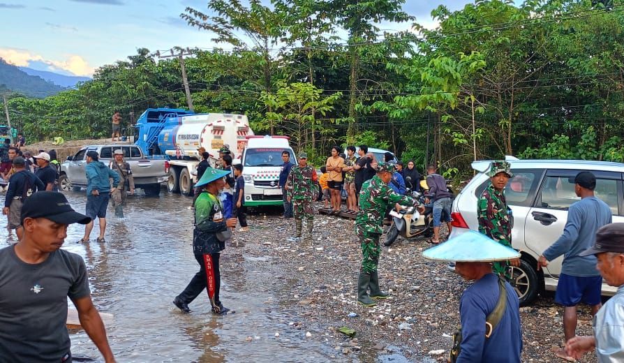 Di Tengah Derasnya Air dan Duka, Prajurit Kodim 1430/Konut Menjaga Harapan di Samandete