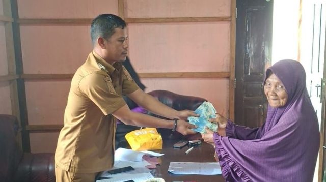 Kepala Desa Waturambaha Salurkan BLT kepada 26 Kepala Keluarga