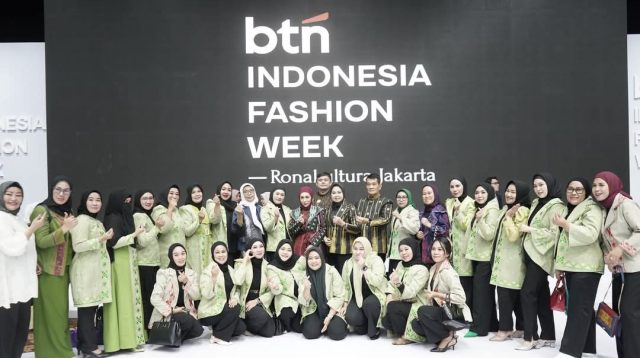 Tenun Konasara Menggema di Panggung JICC, Wisra Wastawati Persembahkan Warisan Konawe Utara di IFW 2025