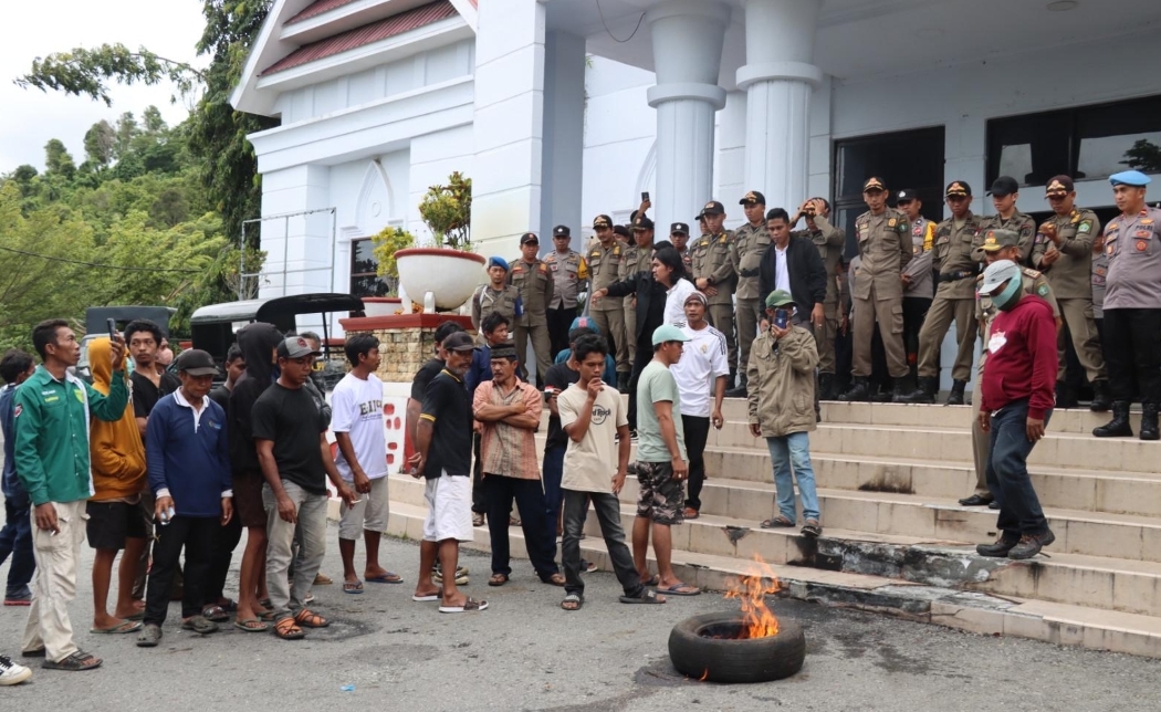 Dana Kompensasi Tambang Diduga Ditilep, Warga Pitulua Tuntut Kades Dicopot