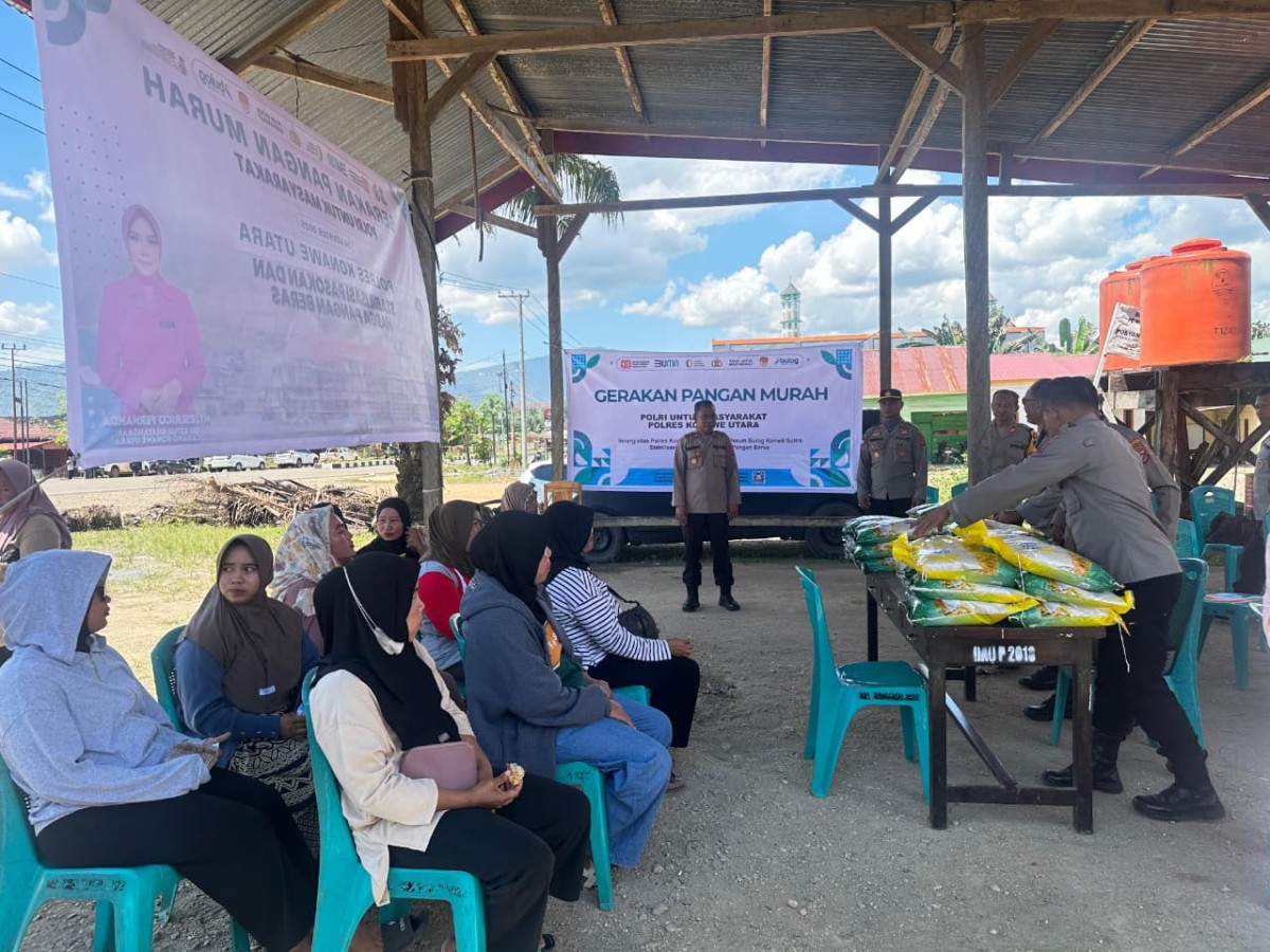 Emak-emak Serbu Pasar Murah Polres Konawe Utara