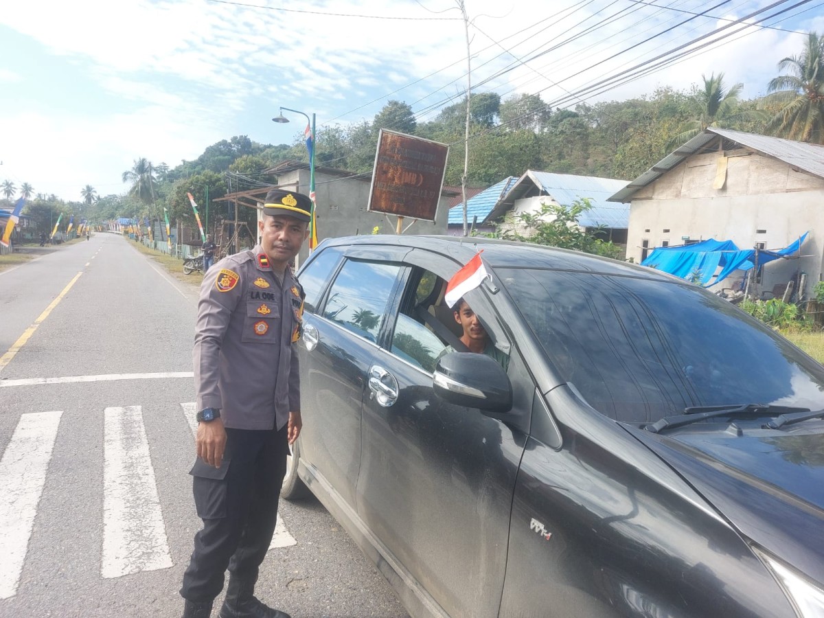 Polsek Sawa Bagikan Bendera, Hangatkan Suasana Menjelang HUT RI ke-80