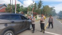 Polsek Sawa Bagikan Bendera, Hangatkan Suasana Menjelang HUT RI ke-80
