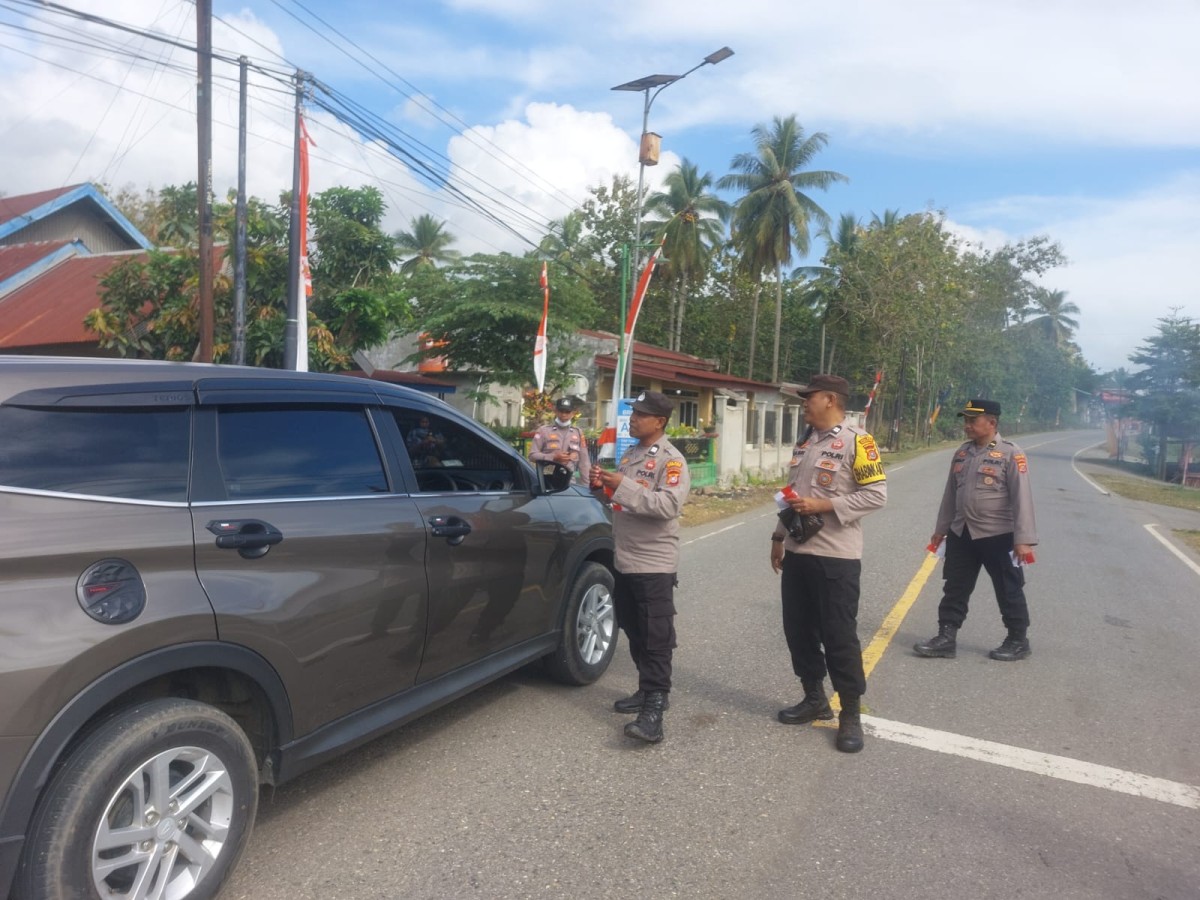 Polsek Sawa Bagikan Bendera, Hangatkan Suasana Menjelang HUT RI ke-80