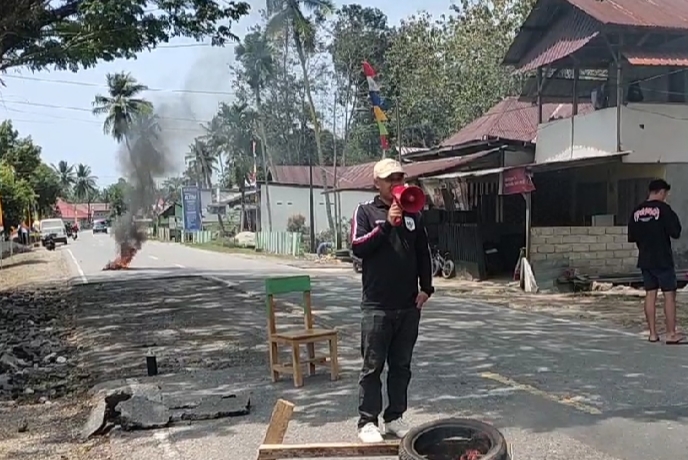 Proyek Tambal Sulam Jalan Trans Sulawesi Disorot, Istri Camat Sawa Jadi Korban Proyek Tambal Sulam Jalan Trans Sulawesi Disorot, Istri Camat Sawa Jadi Korban