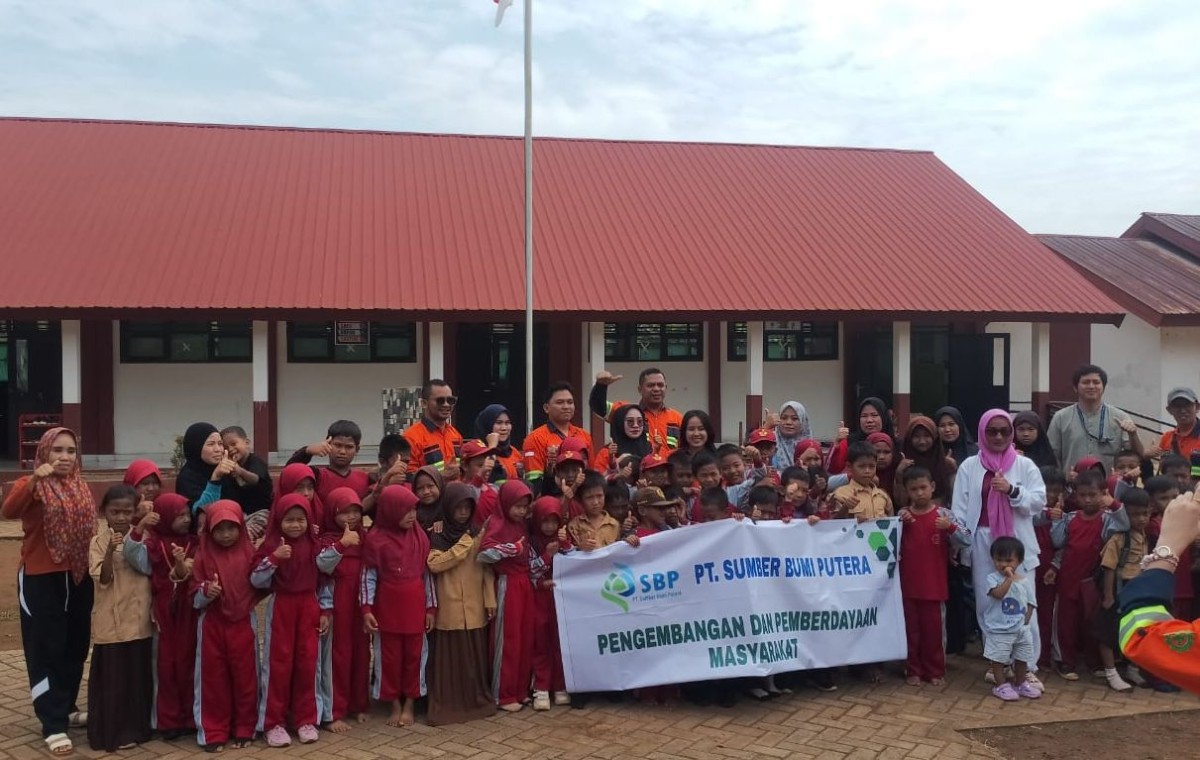 PT SBP Serahkan Bantuan Seragam dan Perlengkapan Sekolah untuk Siswa