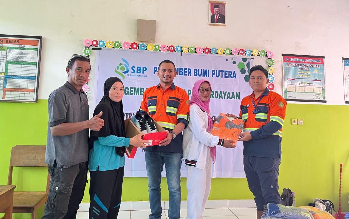 PT SBP Serahkan Bantuan Seragam dan Perlengkapan Sekolah untuk Siswa