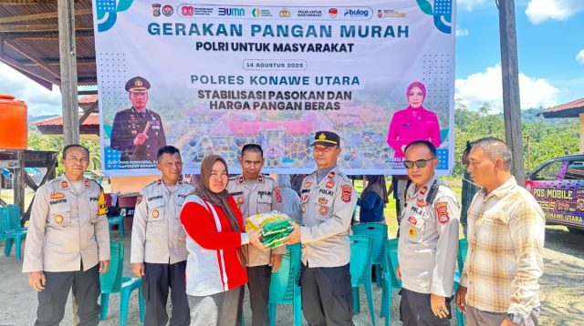 Emak-emak Serbu Pasar Murah Polres Konawe Utara